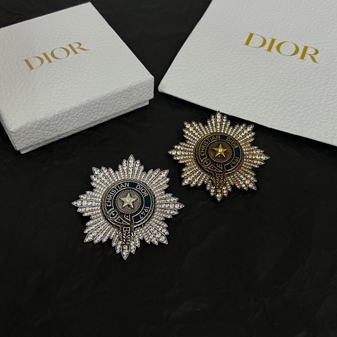 P155
👑Dior 迪奥  中古 胸针 专柜一致上新 精选原版一致 黄铜材质 甜美气质高雅。