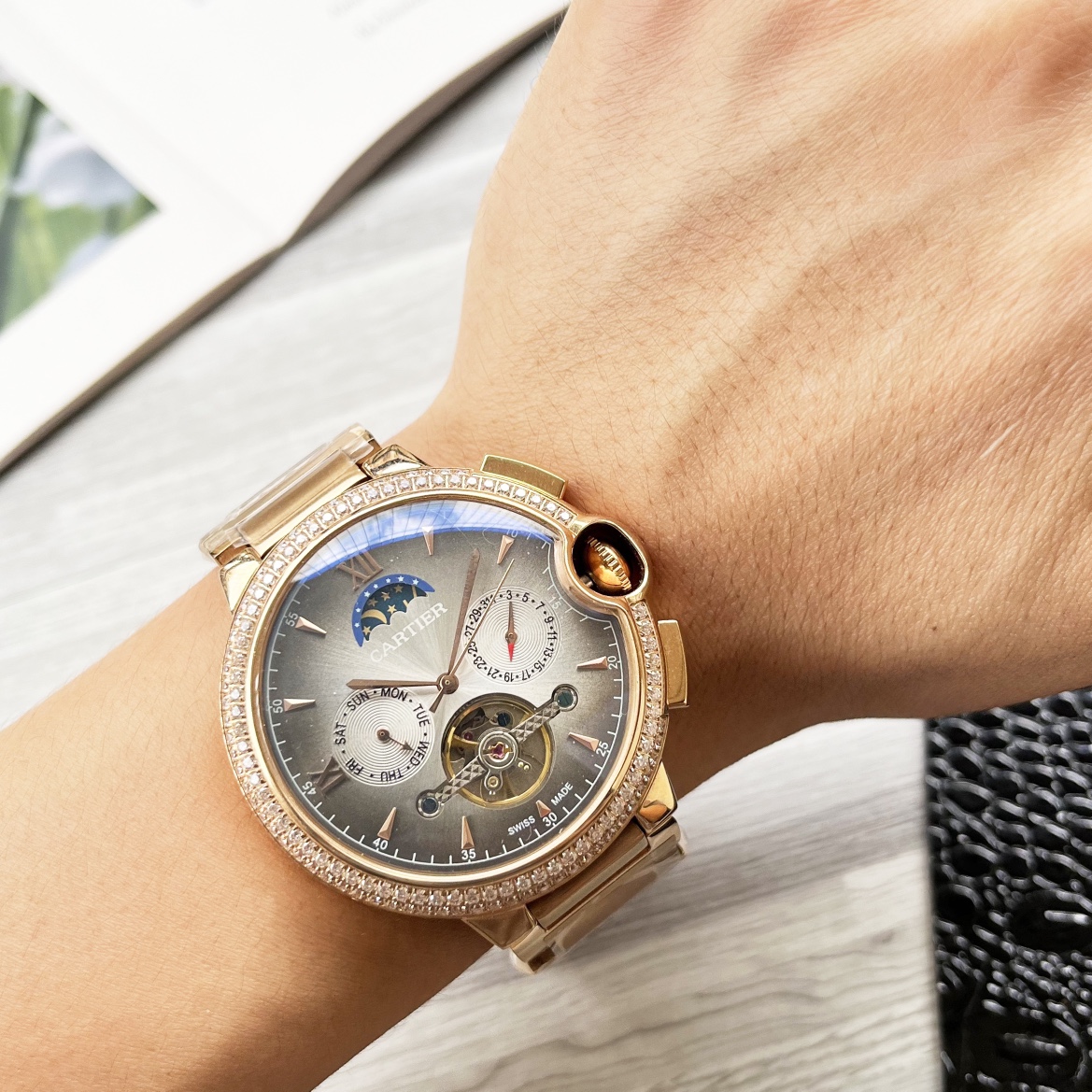 NO:340332,Platinum Steel 30 Blue Balloon Series Shockingly launched [Latest] Cartier Multifunctional Boutique Design [Type] Boutique Men's Watch [Watch Strap] Real Cowhide Strap [Movement] High-end Fully Automatic Mechanical Movement [Mirror] Mineral Strengthened Glass (More High Definition) Elegant Taste, Exotic, Ingenious, Ingenious, Wrist Treasure, Size Diameter 42mm Thickness 12.5mm Hot Sale!  Welcome to reprint!  cartier cowhide19860909白金钢30 蓝气球系列 震撼上市【最新】卡地亚 多功能精品设计【类型】精品男士腕表【表带】真牛皮表带【机芯】高端全自动机械机芯【镜面】矿物质强化玻璃（更高清） 品味高雅 浩瀚大气 匠心独运 腕间瑰宝 尺寸直径42mm厚12.5mm热卖上市！欢迎转载！,,cartier,cowhide,Watch