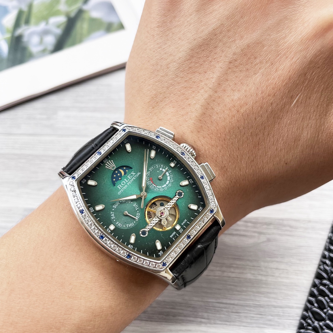 NO:340349,Platinum, new wine barrel products, shockingly launched [Latest] Rolex, multi-functional fine, three-pin large flywheel design [Type] boutique men's watch [Watch strap] real cowhide strap [Movement] high-end fully automatic mechanical movement [Mirror] mineral reinforced glass (more high definition) Elegant taste, vast and atmospheric, ingenious, wrist treasure, size diameter 42mm thick 12.5mm, hot sale!  Welcome to reprint!  ,,rolex,cowhide19860909白金 酒桶新品 震撼上市【最新】劳力士 多功能精品,三针大飞轮设计【类型】精品男士腕表【表带】真牛皮表带【机芯】高端全自动机械机芯【镜面】矿物质强化玻璃（更高清） 品味高雅 浩瀚大气 匠心独运 腕间瑰宝 尺寸直径42mm厚12.5mm热卖上市！欢迎转载！,,rolex,cowhide,Watch