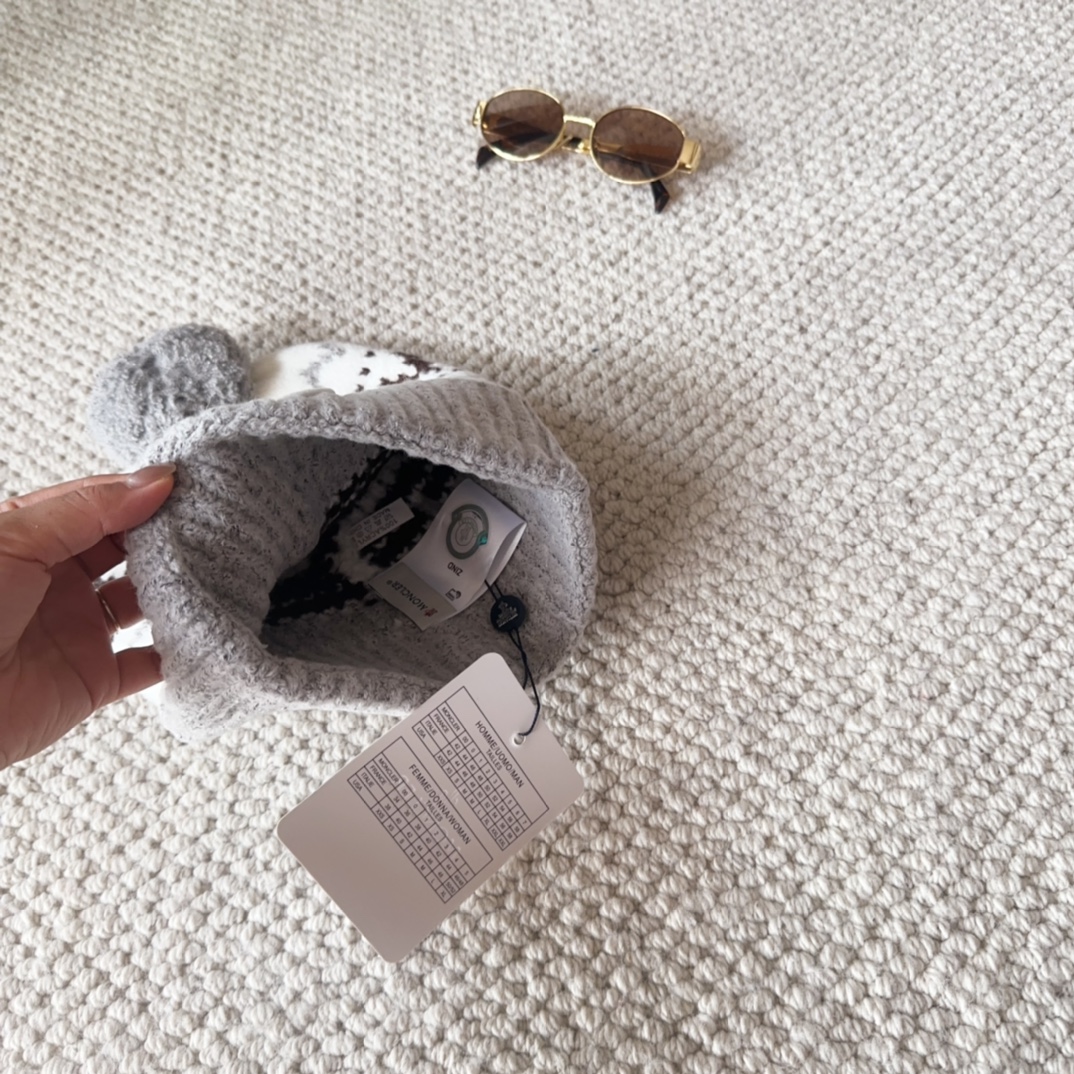 

Moncler蒙口25秋冬女士羊毛编织保暖针织帽
羊绒软糯般质感，正品级享受！
超大狐狸毛球11定制