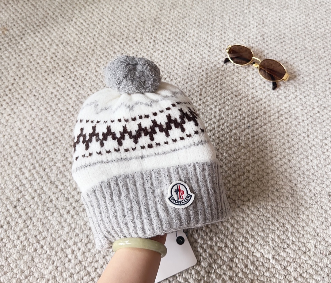 

Moncler蒙口25秋冬女士羊毛编织保暖针织帽
羊绒软糯般质感，正品级享受！
超大狐狸毛球11定制