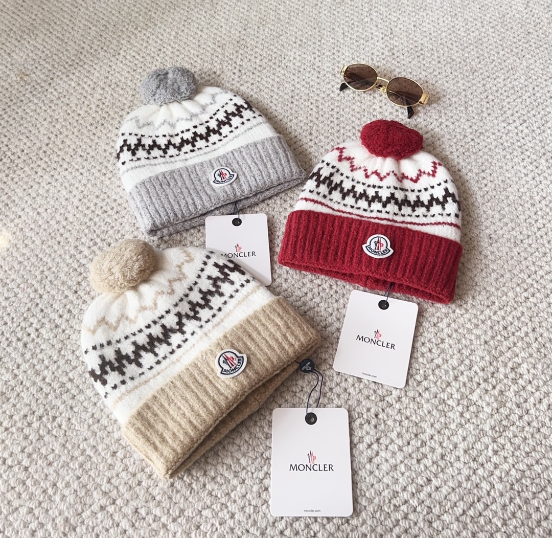 

Moncler蒙口25秋冬女士羊毛编织保暖针织帽
羊绒软糯般质感，正品级享受！
超大狐狸毛球11定制