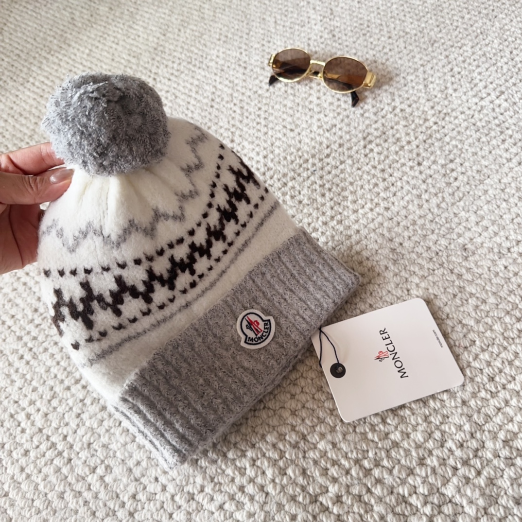 

Moncler蒙口25秋冬女士羊毛编织保暖针织帽
羊绒软糯般质感，正品级享受！
超大狐狸毛球11定制