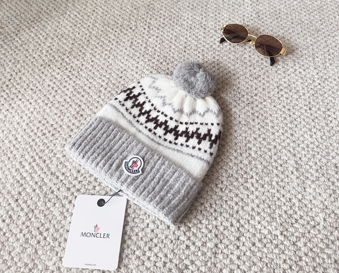

Moncler蒙口25秋冬女士羊毛编织保暖针织帽
羊绒软糯般质感，正品级享受！
超大狐狸毛球11定制