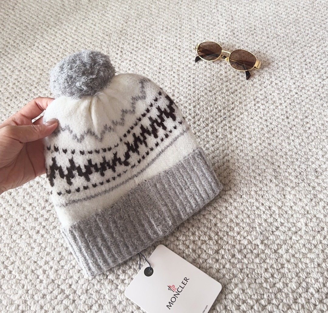 

Moncler蒙口25秋冬女士羊毛编织保暖针织帽
羊绒软糯般质感，正品级享受！
超大狐狸毛球11定制