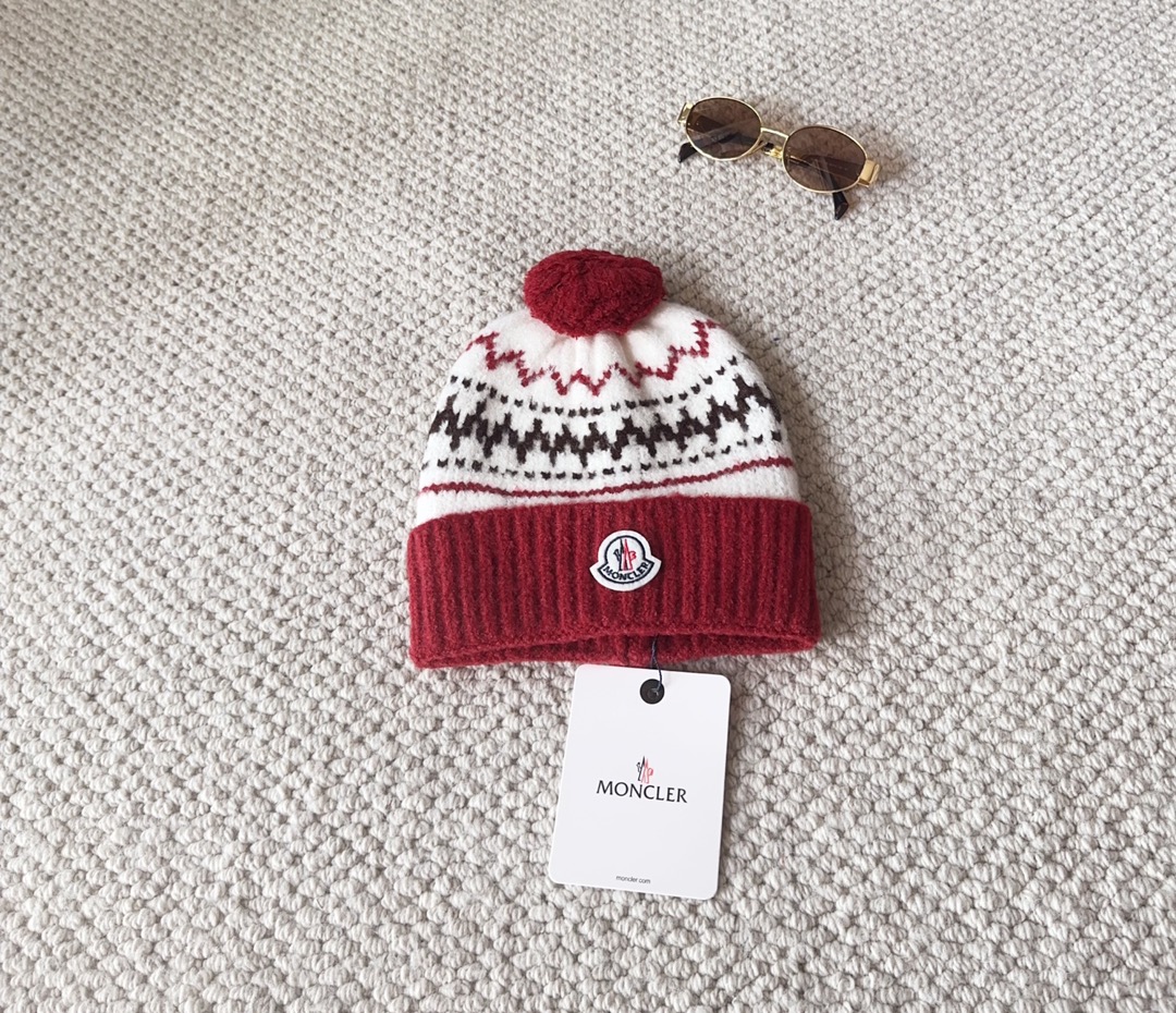 

Moncler蒙口25秋冬女士羊毛编织保暖针织帽
羊绒软糯般质感，正品级享受！
超大狐狸毛球11定制