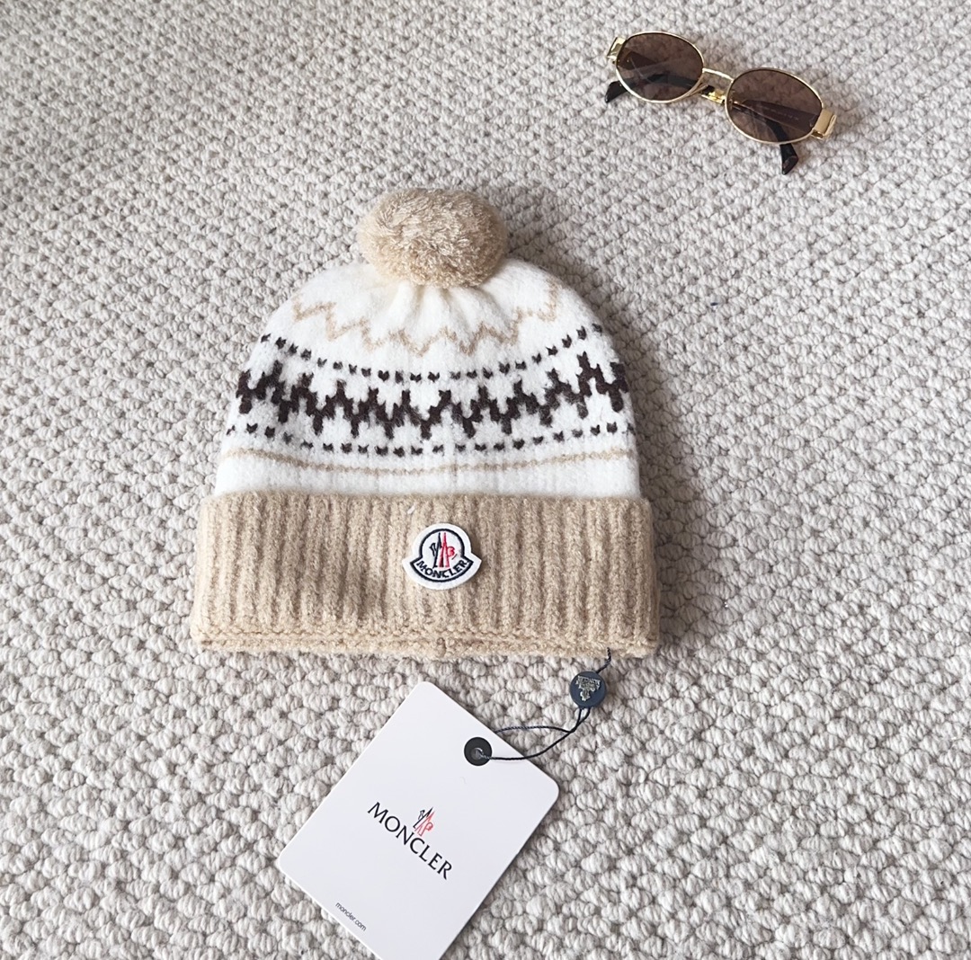 

Moncler蒙口25秋冬女士羊毛编织保暖针织帽
羊绒软糯般质感，正品级享受！
超大狐狸毛球11定制