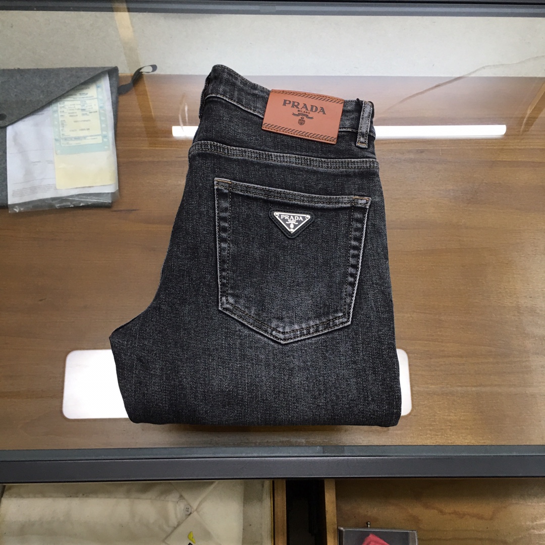 NO:546193,New Denim 'Prad...' 2025SS autumn and winter new men's jeans trousers, worsted high-end quality, elastic denim denim cotton denim trousers, fixed-woven pure cotton quality fabric, the texture of the trousers brings elasticity without any restraint, making your daily wear more comfortable and vigorous, and the smooth and not easily wrinkled fabric remains flat and traceless at all times, silently protecting your elegance. The leading official website is available. It is no different from the original version of the counter. The fabric is slightly elastic, and the slim and crisp style shows long legs. It is simply a must-have item for everyone!  The waist with just the right width and carefully cut pockets are all engraved with branded logo buttons!  Showing the brand's own charm and high-end and elegant fashion taste, the back piece pocket consumes a lot of energy and spares no expense. The exclusive icon of the Heavy Industry Embroidery H-H-Home is created, and the exquisiteness is amazing to the craftsmen for ten years!  The details show low-key and luxuriousness. The ready-to-wear is of high quality, exquisite and stylish, and has high-standard production in large factories with full details!  ~ All the details recreate unique and exquisite designs!  !  !  Size29 30 31 32 33 34 36 38 (new product),,prada,alexander wang19860909新品牛仔 《Prad...》 2025SS秋冬新款男士牛仔长裤,精纺定做高端品质,弹力丹宁牛仔棉质牛仔长裤,定织纯棉品质面料,裤身肌理感带来弹力毫无束缚感,让你日常穿着更加舒适矫健,顺滑不易褶皱的面料时刻保持平整无痕,默默守护着你的优雅. 领先官网发售..与专柜原版毫无区别,面料略带弹力,版型修身挺括尽显长腿欧巴,简直是人手必备单品！ 宽度恰到好处的腰头跟精心裁剪的口袋,均采用刻有品牌logo纽扣！彰显品牌自身的迷人魅力和高奢雅艺的时尚品味,后片口袋更是消耗大量精力不惜血本,重工刺绣H家专属图标打造出,精致程度令十年手工师傅都惊叹的！细节之处尽显低调奢华.成衣品质感高级,精致有型、 细节满分的大厂高规格制作！~ 种种细节都再现独特的精美设计！！！ Size29 30 31 32 33 34 36 38（新品）,,prada,alexander wang,Men's clothing