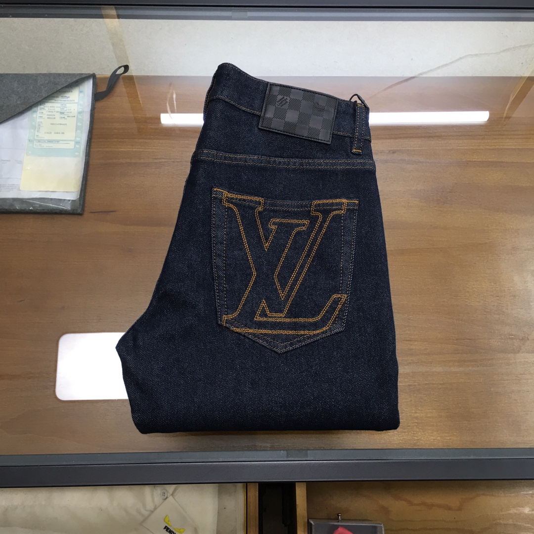 NO:546187,New denim 'L.v...' 2025SS autumn and winter new men's denim trousers, worsted custom-made high-end quality, stretch denim denim cotton denim trousers, custom-woven pure cotton quality fabrics, the texture of the trousers brings elasticity without any sense of restraint, making your daily wear more comfortable and strong, the smooth and wrinkle-resistant fabric remains smooth and traceless at all times, silently guarding your elegance.  It is sold on the leading official website. It is no different from the original version at the counter. The fabric is slightly stretchy and the silhouette is slim and straight, showing off the long-legged oppa. It is simply a must-have item for everyone!  The waistband is just right in width and the pockets are well-cut, both with buttons engraved with the brand’s logo!  Highlighting the charming charm of the brand itself and the fashionable taste of luxury and elegance, the back pocket is made with a lot of effort and no expense, and the heavy embroidery of the H family's exclusive icon is created with a level of sophistication that would amaze even the craftsmen of ten years!  The details are all low-key luxury. The garments are of high quality, exquisite and stylish, and are made by high-standard manufacturers with perfect details!  ~ All details reproduce the unique and exquisite design!  !  !  Size29 30 31 32 33 34 36 38 (new product),,alexander wang19860909新品牛仔 《L.v...》 2025SS秋冬新款男士牛仔长裤,精纺定做高端品质,弹力丹宁牛仔棉质牛仔长裤,定织纯棉品质面料,裤身肌理感带来弹力毫无束缚感,让你日常穿着更加舒适矫健,顺滑不易褶皱的面料时刻保持平整无痕,默默守护着你的优雅. 领先官网发售..与专柜原版毫无区别,面料略带弹力,版型修身挺括尽显长腿欧巴,简直是人手必备单品！ 宽度恰到好处的腰头跟精心裁剪的口袋,均采用刻有品牌logo纽扣！彰显品牌自身的迷人魅力和高奢雅艺的时尚品味,后片口袋更是消耗大量精力不惜血本,重工刺绣H家专属图标打造出,精致程度令十年手工师傅都惊叹的！细节之处尽显低调奢华.成衣品质感高级,精致有型、 细节满分的大厂高规格制作！~ 种种细节都再现独特的精美设计！！！ Size29 30 31 32 33 34 36 38（新品）,,alexander wang,Men's clothing