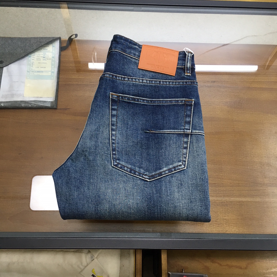 NO:546181,New Denim 'Di..r.' 2025SS Autumn and Winter New Men's Denim Trousers, Worn-spun Customized High-end Quality, Elastic Denim Denim Cotton Denim Trousers, Fixed Pure Cotton Quality Fabric, The texture of the trousers brings elasticity without any restraint, making your daily wear more comfortable and agile. The smooth and not easy to wrinkle fabric remains flat and traceless at all times, silently protecting your elegance. The leading official website is available. It is no different from the original counter version. The fabric is slightly elastic, and the slim and crisp style shows long legs. It is simply a must-have item for everyone!  The waist with just the right width and carefully cut pockets are all engraved with branded logo buttons!  Showing the brand's own charm and high-end and elegant fashion taste, the back piece pocket consumes a lot of energy and spares no expense. The exclusive icon of the Heavy Industry Embroidery H-H-Home is created, and the exquisiteness is amazing to the craftsmen for ten years!  The details show low-key and luxuriousness. The ready-to-wear is of high quality, exquisite and stylish, and has high-standard production in large factories with full details!  ~ All the details recreate unique and exquisite designs!  !  !  Size29 30 31 32 33 34 36 38 (new product), alexander wang19860909新品牛仔 《Di..r.》 2025SS秋冬新款男士牛仔长裤,精纺定做高端品质,弹力丹宁牛仔棉质牛仔长裤,定织纯棉品质面料,裤身肌理感带来弹力毫无束缚感,让你日常穿着更加舒适矫健,顺滑不易褶皱的面料时刻保持平整无痕,默默守护着你的优雅. 领先官网发售..与专柜原版毫无区别,面料略带弹力,版型修身挺括尽显长腿欧巴,简直是人手必备单品！ 宽度恰到好处的腰头跟精心裁剪的口袋,均采用刻有品牌logo纽扣！彰显品牌自身的迷人魅力和高奢雅艺的时尚品味,后片口袋更是消耗大量精力不惜血本,重工刺绣H家专属图标打造出,精致程度令十年手工师傅都惊叹的！细节之处尽显低调奢华.成衣品质感高级,精致有型、 细节满分的大厂高规格制作！~ 种种细节都再现独特的精美设计！！！ Size29 30 31 32 33 34 36 38（新品）,,alexander wang,Men's clothing