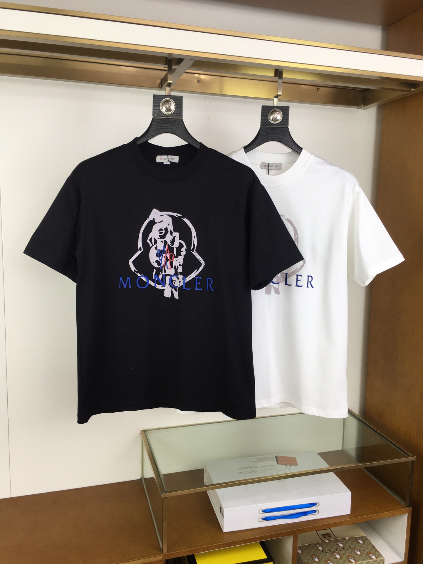 NO:546138,【Moncle...】 2025 new casual round neck short-sleeved T-shirt, foreign trade company trade orders, heavy recommendations, brand original orders, perfect first-class quality!  A single item with a strong sense of craftsmanship and design brings fashion aesthetics to the extreme, it is quite artistic and customized with pure cotton material!  The fabric is soft and comfortable!  The details are in place, and the construction is very unique and clever, and the whole body is clean and neat, and the lines are simple and elegant. It is suitable to wear a base alone!  Color: White Black Number of codes: M-4XL [Please report height and weight by placing an order]., T-shirt,tees, t-shirt,alexander wang19860909【Moncle...】 2025新品休闲圆领短袖T恤,外贸公司贸易订单,重磅推荐,品牌原产订单 品相完美一流！工艺设计感超强的一款单品,将时装美学发挥到极致,相当有意境,定制纯棉材质！面料柔软舒适！细节设计到位,非常别致巧妙的构建,通体干净利落,线条感简洁大方.单穿打底皆宜！ 颜色:白色 黑色 码数:M-4XL【下单请报身高体重】.,,T-shirt,tees，t-shirt,alexander wang,Men's clothing