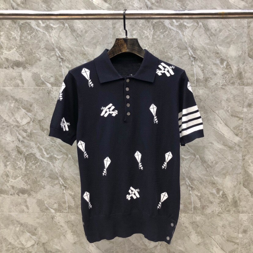 THOM BROWNE 汤姆布朗 TB飞机风筝针织短袖翻领T恤，男女同款情侣款\n码数：1-4 颜色：灰