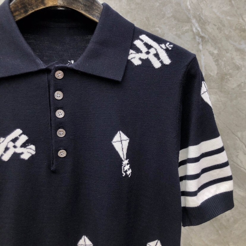 THOM BROWNE 汤姆布朗 TB飞机风筝针织短袖翻领T恤，男女同款情侣款\n码数：1-4 颜色：灰