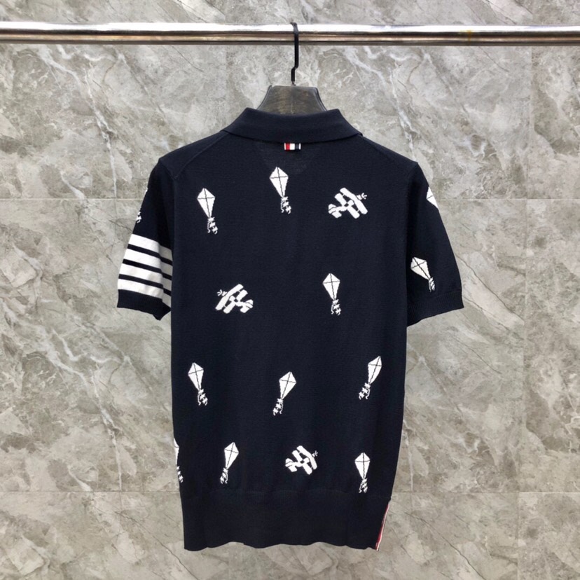 THOM BROWNE 汤姆布朗 TB飞机风筝针织短袖翻领T恤，男女同款情侣款\n码数：1-4 颜色：灰