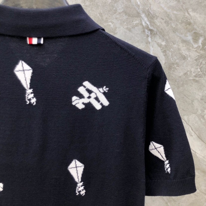 THOM BROWNE 汤姆布朗 TB飞机风筝针织短袖翻领T恤，男女同款情侣款\n码数：1-4 颜色：灰