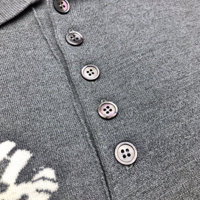 THOM BROWNE 汤姆布朗 TB飞机风筝针织短袖翻领T恤，男女同款情侣款\n码数：1-4 颜色：灰