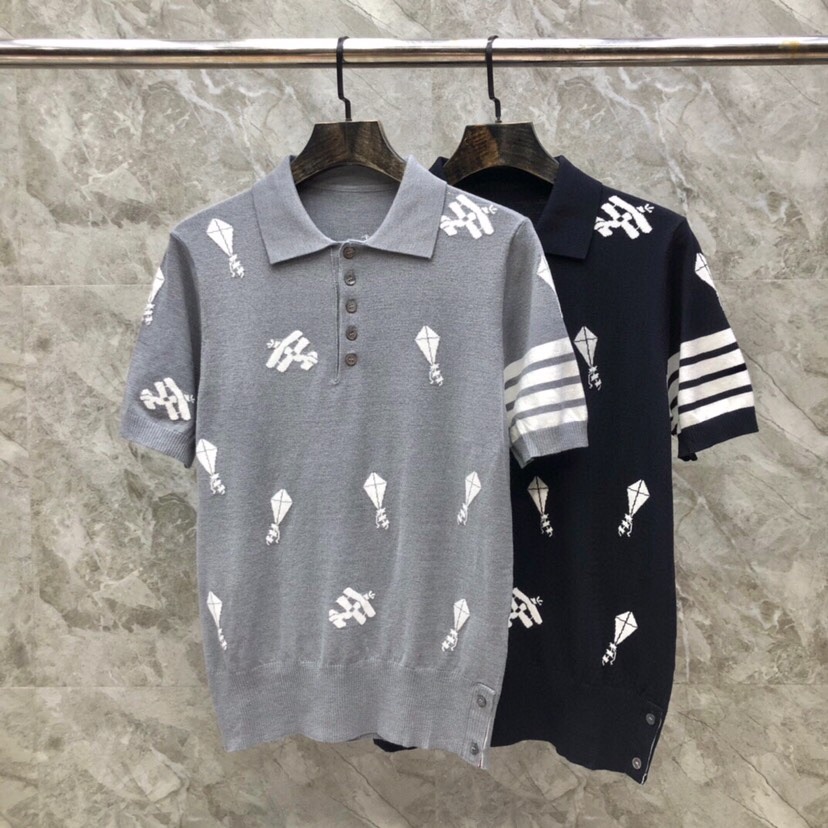 THOM BROWNE 汤姆布朗 TB飞机风筝针织短袖翻领T恤，男女同款情侣款\n码数：1-4 颜色：灰