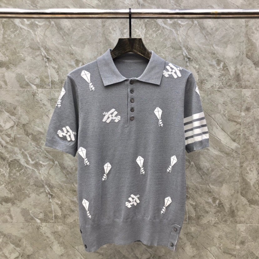 THOM BROWNE 汤姆布朗 TB飞机风筝针织短袖翻领T恤，男女同款情侣款\n码数：1-4 颜色：灰