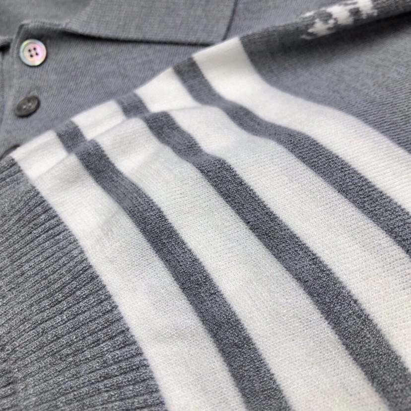 THOM BROWNE 汤姆布朗 TB飞机风筝针织短袖翻领T恤，男女同款情侣款\n码数：1-4 颜色：灰