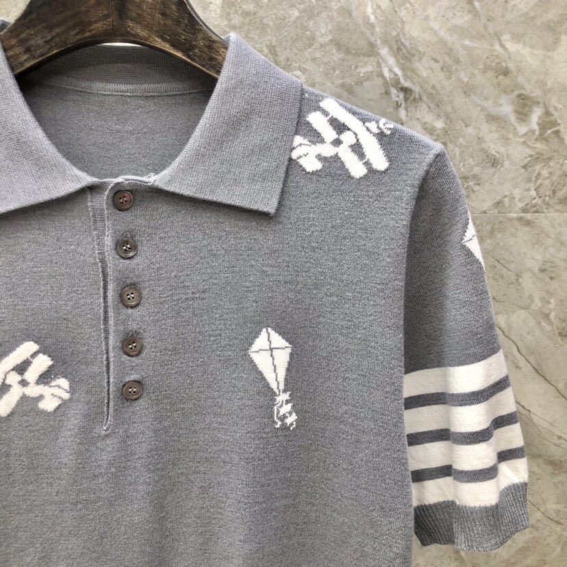 THOM BROWNE 汤姆布朗 TB飞机风筝针织短袖翻领T恤，男女同款情侣款\n码数：1-4 颜色：灰