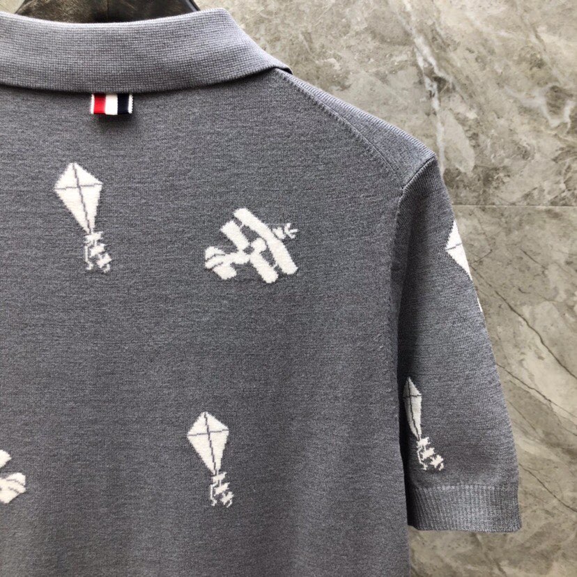 THOM BROWNE 汤姆布朗 TB飞机风筝针织短袖翻领T恤，男女同款情侣款\n码数：1-4 颜色：灰