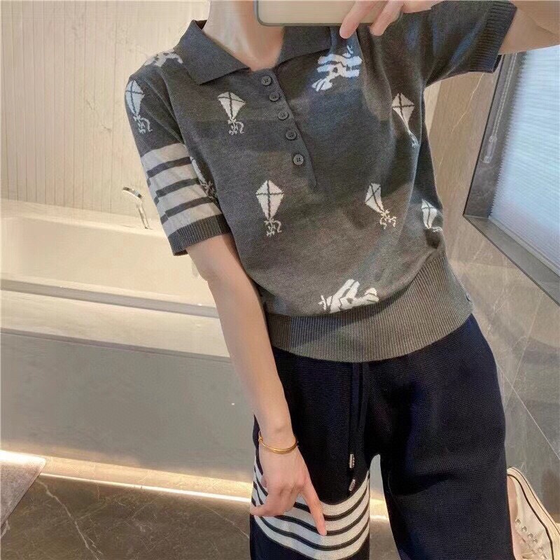 THOM BROWNE 汤姆布朗 TB飞机风筝针织短袖翻领T恤，男女同款情侣款\n码数：1-4 颜色：灰