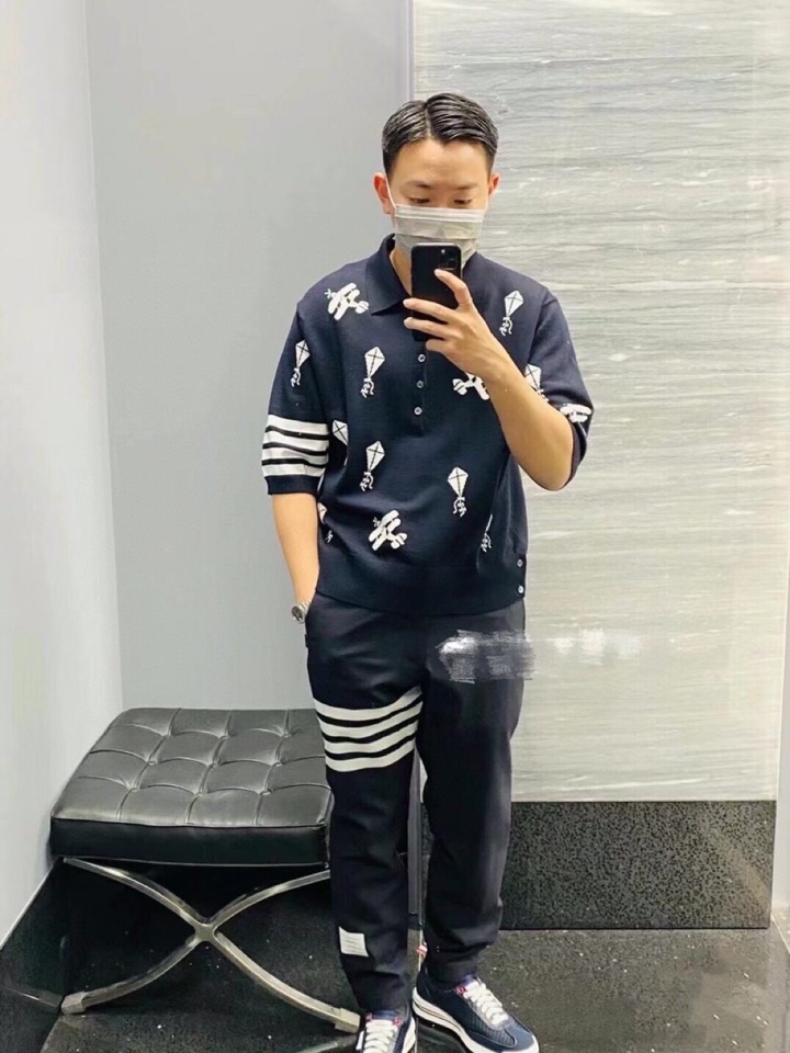 THOM BROWNE 汤姆布朗 TB飞机风筝针织短袖翻领T恤，男女同款情侣款\n码数：1-4 颜色：灰