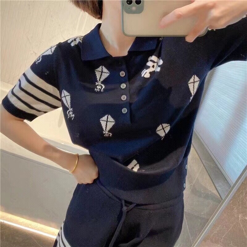 THOM BROWNE 汤姆布朗 TB飞机风筝针织短袖翻领T恤，男女同款情侣款\n码数：1-4 颜色：灰