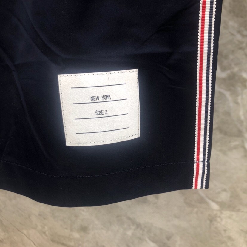 THOM BROWNE 汤姆布朗 TB双侧织带沙滩裤短裤 \n码数：1-4 颜色：灰、蓝（下单请报腰围）