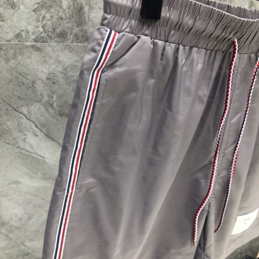 THOM BROWNE 汤姆布朗 TB双侧织带沙滩裤短裤 \n码数：1-4 颜色：灰、蓝（下单请报腰围）