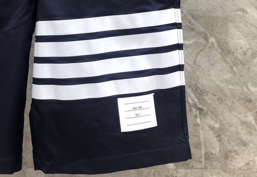 THOM BROWNE 汤姆布朗 TB四杠抽绳沙滩短裤 \n\n码数：1-4 颜色：灰、蓝、白（下单请报
