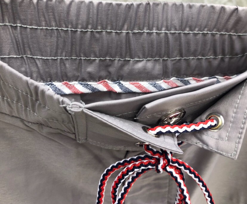 THOM BROWNE 汤姆布朗 TB四杠抽绳沙滩短裤 \n\n码数：1-4 颜色：灰、蓝、白（下单请报