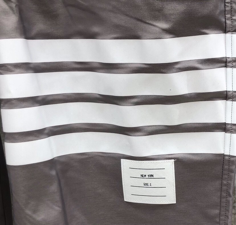 THOM BROWNE 汤姆布朗 TB四杠抽绳沙滩短裤 \n\n码数：1-4 颜色：灰、蓝、白（下单请报