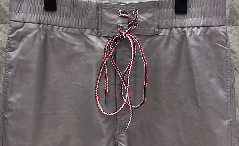 THOM BROWNE 汤姆布朗 TB四杠抽绳沙滩短裤 \n\n码数：1-4 颜色：灰、蓝、白（下单请报