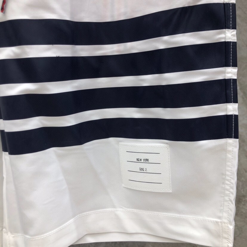 THOM BROWNE 汤姆布朗 TB四杠抽绳沙滩短裤 \n\n码数：1-4 颜色：灰、蓝、白（下单请报