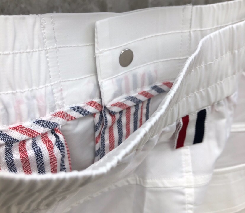 THOM BROWNE 汤姆布朗 TB四杠抽绳沙滩短裤 \n\n码数：1-4 颜色：灰、蓝、白（下单请报