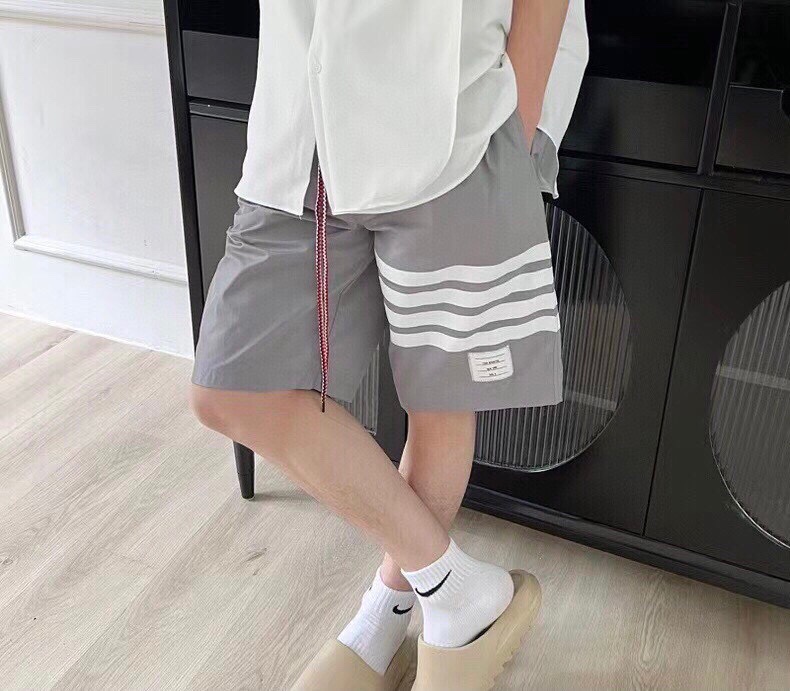 THOM BROWNE 汤姆布朗 TB四杠抽绳沙滩短裤 \n\n码数：1-4 颜色：灰、蓝、白（下单请报