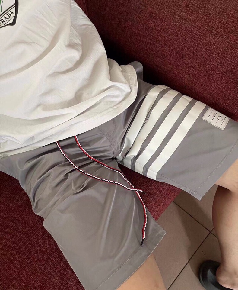 THOM BROWNE 汤姆布朗 TB四杠抽绳沙滩短裤 \n\n码数：1-4 颜色：灰、蓝、白（下单请报