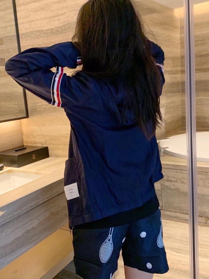 THOM BROWNE 汤姆布朗 TB彩虹双织防晒服夹克外套 男女同款情侣款\n码数：1-4 \n颜色：