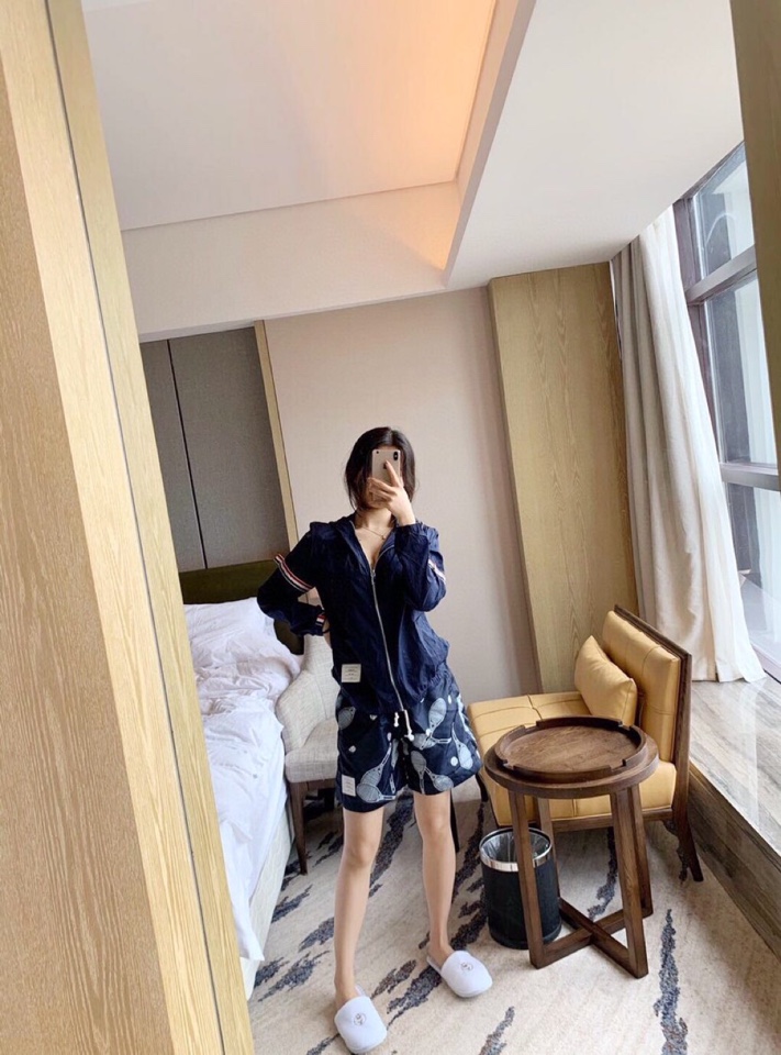 THOM BROWNE 汤姆布朗 TB彩虹双织防晒服夹克外套 男女同款情侣款\n码数：1-4 \n颜色：