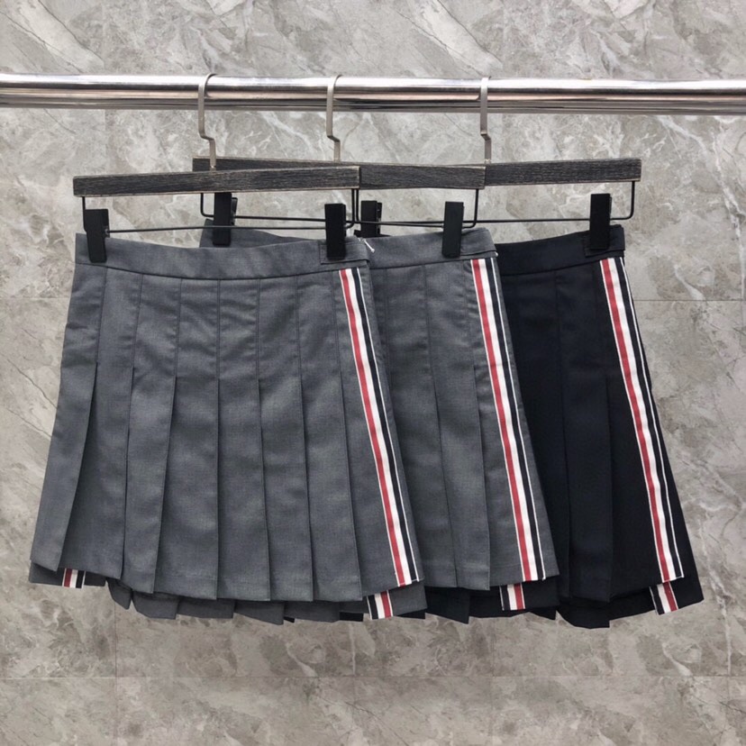 THOM BROWNE 汤姆布朗 TB 🌺女款侧织前后撞色短裙 \n颜色：灰色、藏青色、灰蓝拼 码数：0