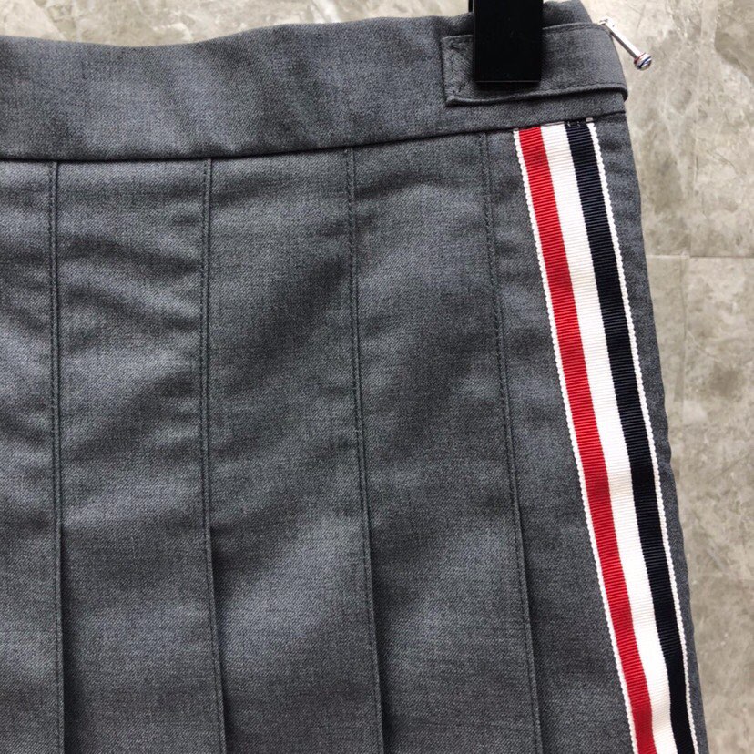 THOM BROWNE 汤姆布朗 TB 🌺女款侧织前后撞色短裙 \n颜色：灰色、藏青色、灰蓝拼 码数：0