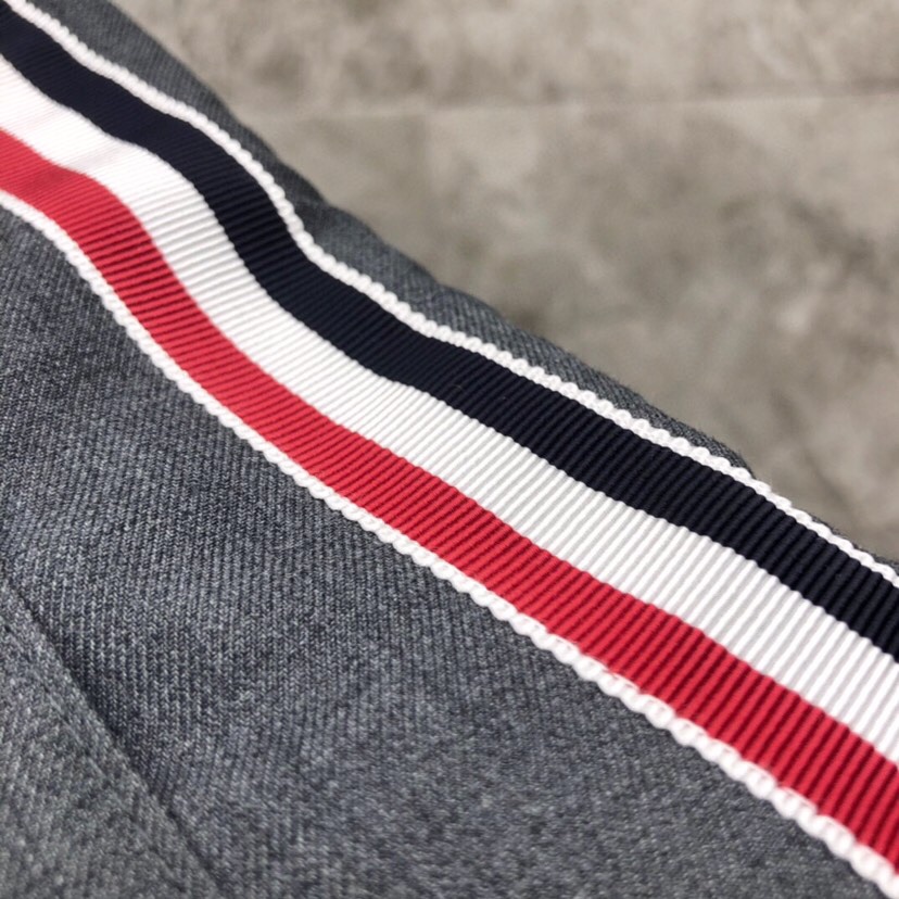 THOM BROWNE 汤姆布朗 TB 🌺女款侧织前后撞色短裙 \n颜色：灰色、藏青色、灰蓝拼 码数：0