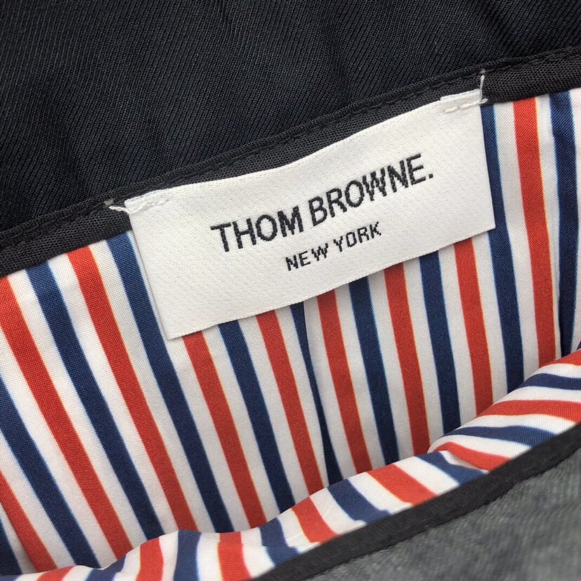 THOM BROWNE 汤姆布朗 TB 🌺女款侧织前后撞色短裙 \n颜色：灰色、藏青色、灰蓝拼 码数：0