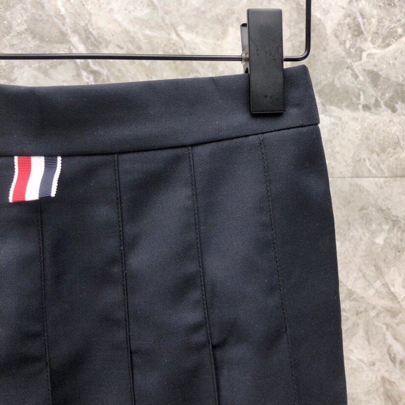 THOM BROWNE 汤姆布朗 TB 🌺女款侧织前后撞色短裙 \n颜色：灰色、藏青色、灰蓝拼 码数：0