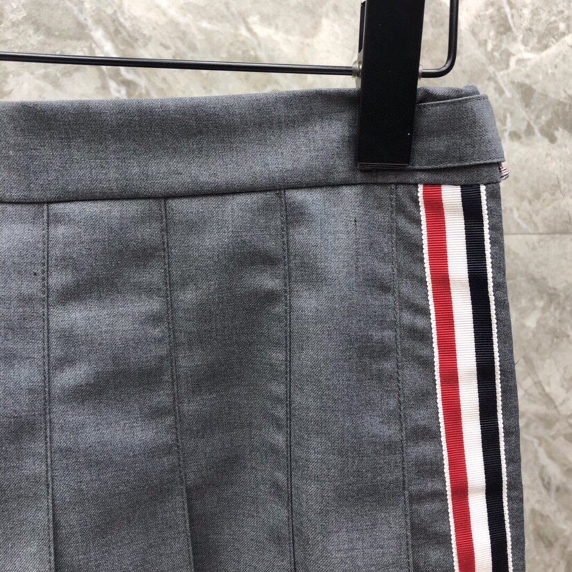 THOM BROWNE 汤姆布朗 TB 🌺女款侧织前后撞色短裙 \n颜色：灰色、藏青色、灰蓝拼 码数：0