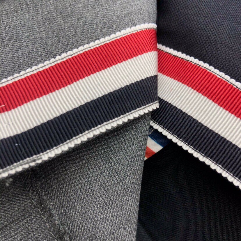 THOM BROWNE 汤姆布朗 TB 🌺女款侧织前后撞色短裙 \n颜色：灰色、藏青色、灰蓝拼 码数：0