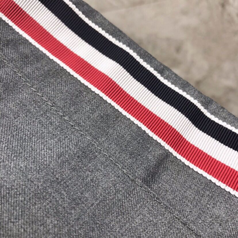 THOM BROWNE 汤姆布朗 TB 🌺女款侧织前后撞色短裙 \n颜色：灰色、藏青色、灰蓝拼 码数：0