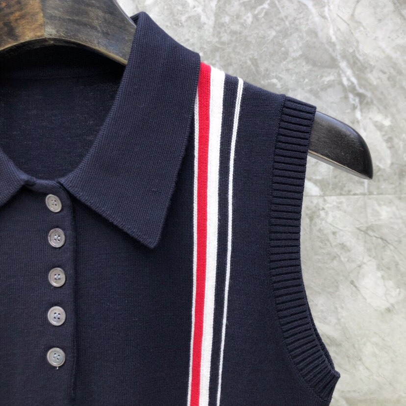 THOM BROWNE 汤姆布朗 TB🌺女款高版本肩织带翻领背心 \n码数：0-2 颜色：白、藏青\n（