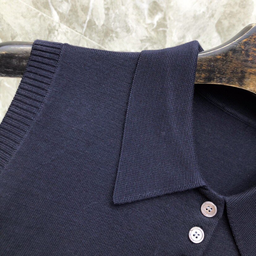 THOM BROWNE 汤姆布朗 TB🌺女款高版本肩织带翻领背心 \n码数：0-2 颜色：白、藏青\n（